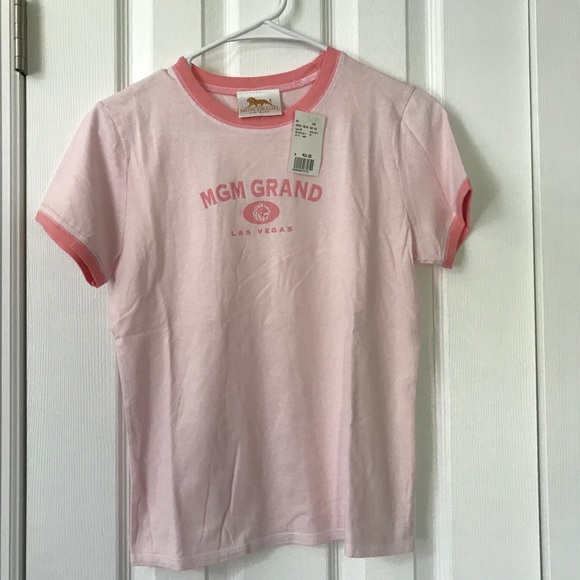 ⭐️ 2/$20 MGM Grand Las Vegas T-Shirt - Picture 1 of 4
